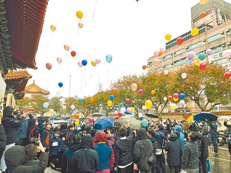 割頸案受害男學生1月25日在新北市立殯儀館舉行告別式，親友和同學在會場外齊放象徵祝福與思念的氣球。（本報資料照片）