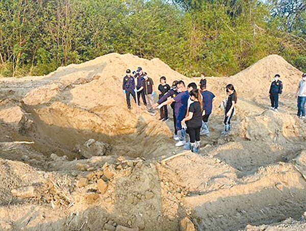 雲林地檢署找來2家營造廠出動2部怪手在褒忠鄉台糖土地挖掘2天，11日找到被殺害的武姓男子遺體。圖／雲林地檢署提供