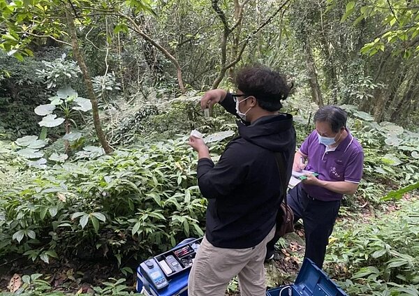 北市士林區溪山里近日發生疑似水質不佳事件，台北自來水事業處派員協助管線及相關設備巡檢，目前皆無發現異常。圖／北水處提供
