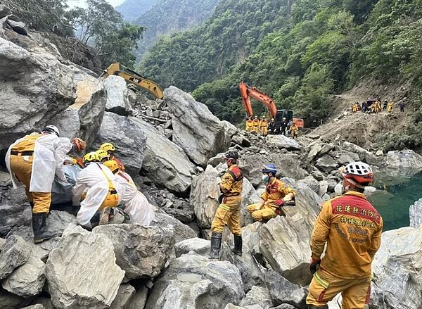 救難人員10日在砂卡礑步道陸續尋獲5名罹難者,經檢方及法醫採集DNA鑑驗,確認就是游家五口。圖/花蓮縣消防局提供
