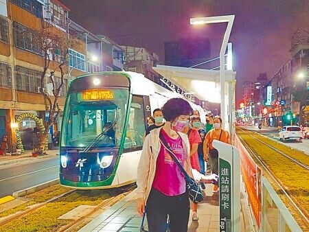 高雄輕軌今年成圓，但末班車於晚間10時就發出，在多位市議員建議下，高雄捷運公司12日宣布，輕軌將試辦「深夜加班區間車」服務。（本報資料照片）