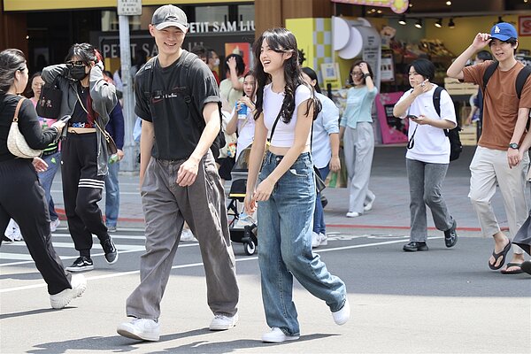 未來一周各地普遍都有30度高溫,但下周二、周三鋒面接近通過,北部及東半部略為降溫。記者林伯東/攝影