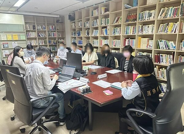 王品公司及明台產險至北市府說明。圖/台北市法務局提供