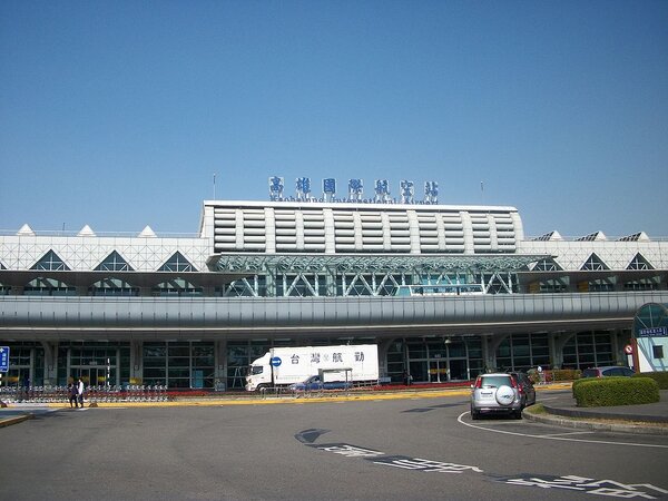 高雄國際機場又稱小港國際機場，位於高雄市中山四路，近捷運車站。圖／維基百科