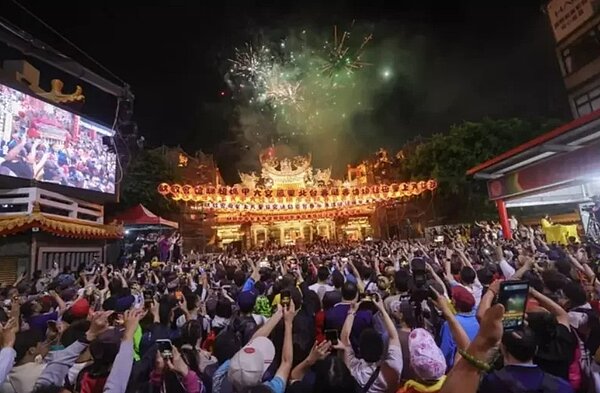 大甲媽祖遶境,5日晚間11點準時起駕,吸引了20萬人次到場參與。圖/記者黃仲裕攝影