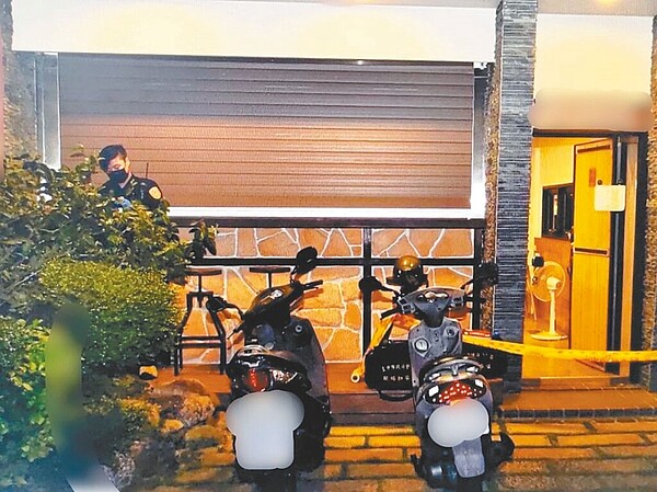 台中市36歲許姓男子10日晚間10點多於北屯區崇德六路家中,疑似與母親因電視操作問題爆發爭執,竟持刀刺入其母左胸致搶救不治身亡;警方詢後將許男依殺害直系血親尊親屬罪移請台中地檢署偵辦。(民眾提供/潘虹恩台中傳真)