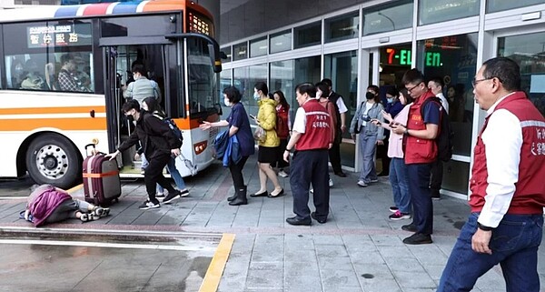 民眾抱怨擠不上捷運環狀線接駁車，新北市府8日傍晚起增加板橋站與中和站區間車。 圖／記者侯永全攝影
