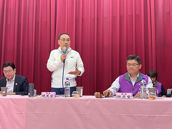 新北市長侯友宜12日下午率市府團隊至汐止區公所與里長座談。圖/新北市府提供