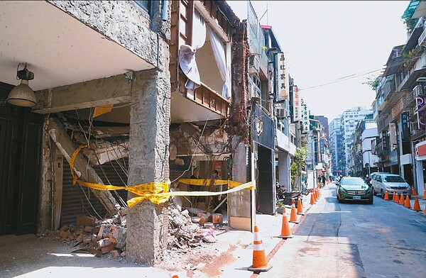 北市文昌街一處建物因年久失修坍塌，2樓樓地板掉落到1樓。記者林俊良攝影