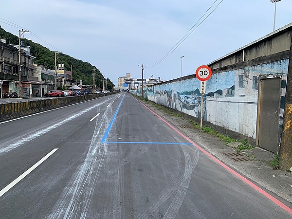 基隆市中山區光華路進港車道於假日非作業使用期間規劃做為假日觀光臨時停車區。圖/港務公司提供