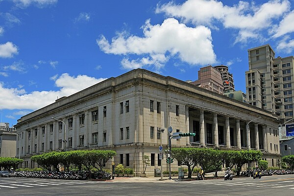 銀行業界普遍有「申貸年齡+貸款年限≦65或75」之規定。銀行示意圖/維基百科
