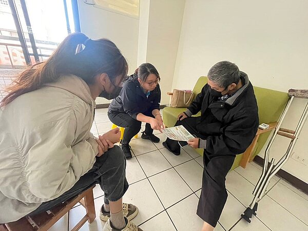 包租代管業者向民眾說明出租與承。圖/台中市住宅處提供
