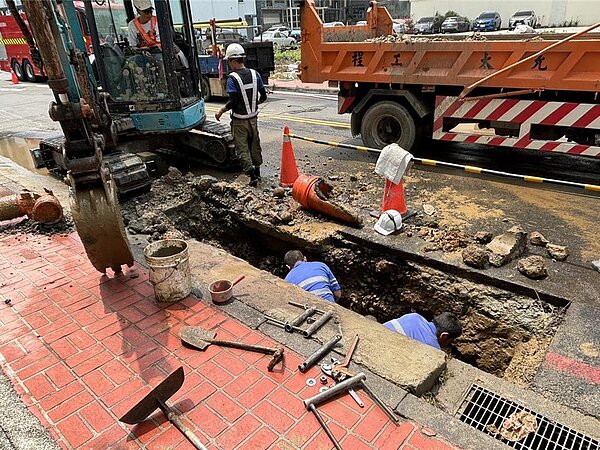 新竹縣污水下水道工程今（13）日上午10時施工時，疑不慎挖斷瓦斯管線，造成瓦斯外洩並發生火警。圖／新竹縣消防局提供