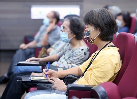 女性平均壽命較長,加上生育容易使職業生涯中斷等,導致女性所需準備的退休金多,挑戰也更多。圖∕本報資料照片
