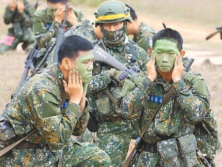 一年期義務役今年剛上路，近日就爆出首例逃兵個案。圖為役男進行入伍訓練期末鑑測。（本報資料照片）