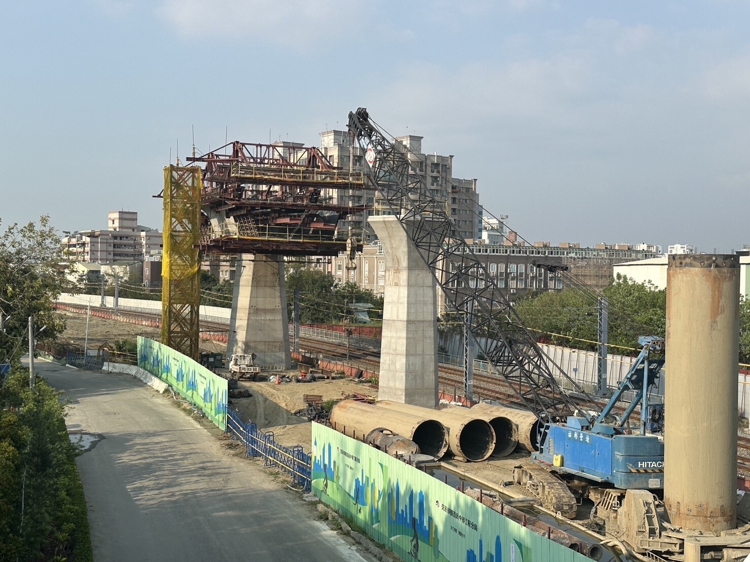 鐵道局執行嘉義市鐵路高架化工程,含嘉義站、嘉北站及北回歸線等3座車站,預訂2025年底完工,圖為施工中的高架橋墩。記者魯永明/攝影