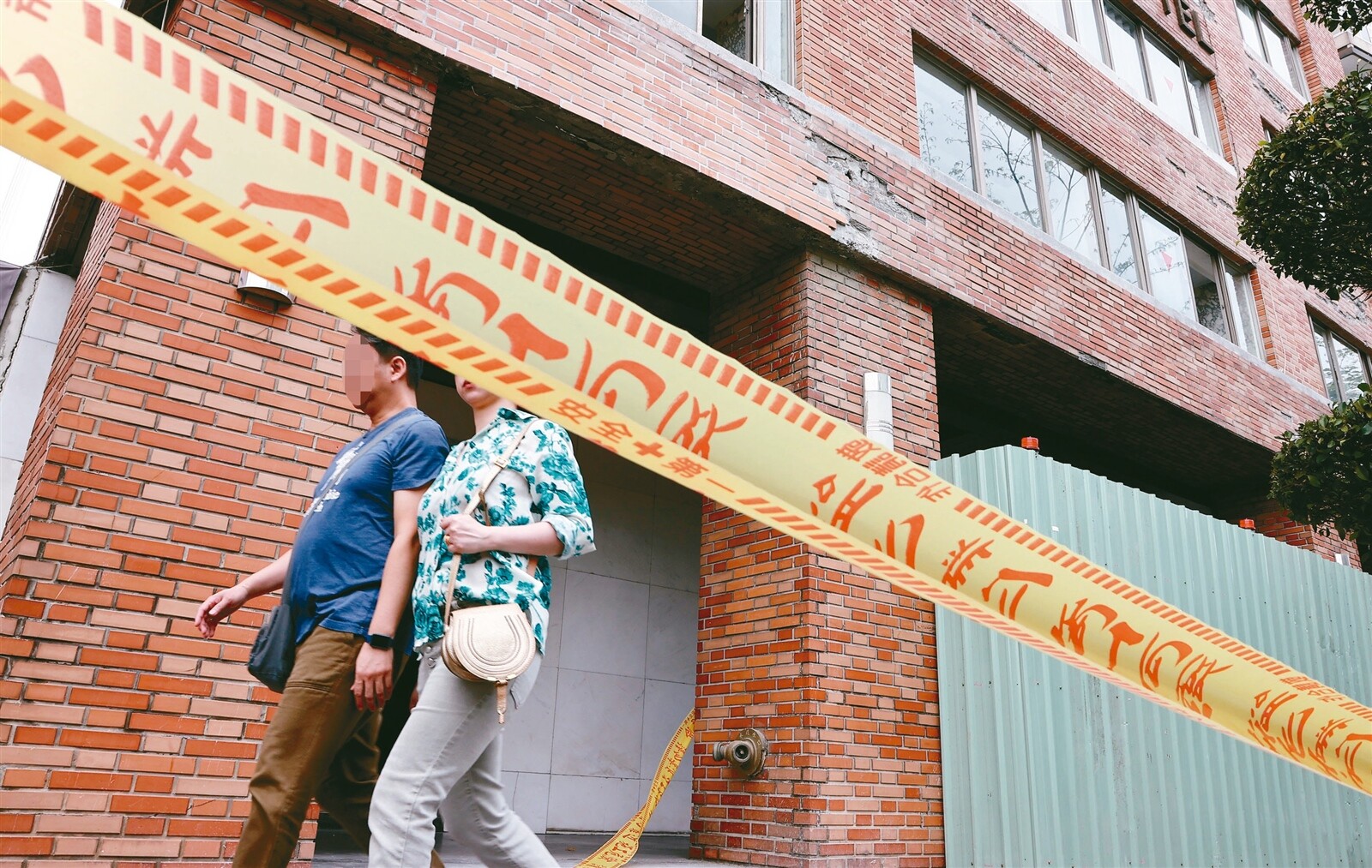 建物老舊後,外牆劣化造成二丁掛等磁磚剝落,危及公共安全,也成另類的行人地獄。記者許正宏/攝影