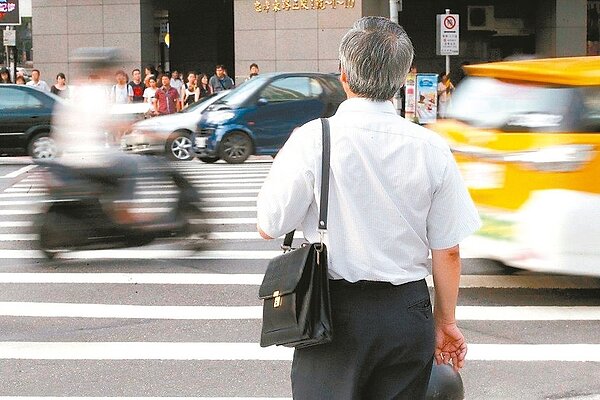 根據勞保局統計,目前全台有兩位月領5萬以上「勞保年金王」,這「唯二」退休勞工,除具備長年資,亦靠CPI連動機制加持而推升老年年金給付。圖/聯合報系資料照片