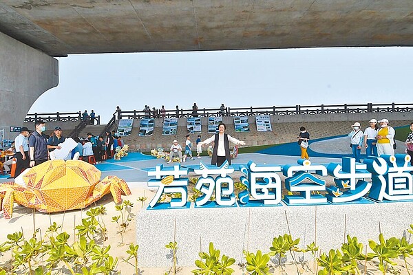 彰化縣政府完成海空步道旁台61線西濱快速道路橋下空間優化工程,增設休憩設施,13日啟用後讓海空步道整體遊憩功能再升級。(彰化縣政府提供/孫英哲彰化傳真)