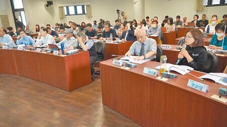 針對南科多年惡臭空汙問題無解,民營發電廠又爭相計畫設廠,「南科公民論壇」13日安排學者、地方居民跟官員座談對話。善化區蓮潭里長陳紫晶(前排右一)在座談會中直說對市府的報告感到失望。(寶智華攝)