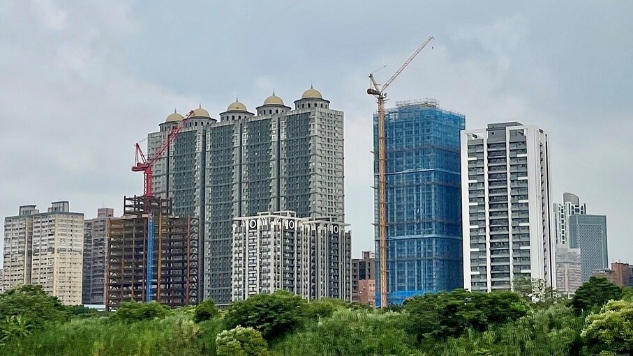 ▼建物買賣移轉棟數有行政實間落差,以及包含第一次登記的交屋量誤差。(示意圖/東森財經新聞張琬聆攝)