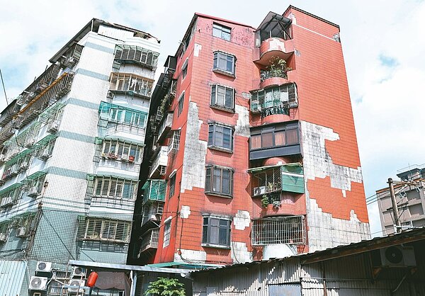 花蓮強震後,大樓外牆磁磚墜落風險加大。圖/聯合報資料照