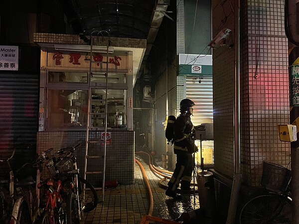 新北市中和區秀朗橋頭13日晚間近9時在景平路上一處集合式社區大樓發生火警,疑似大樓後方資源回收區起火,造成一樓全面燃燒,並有10多人受困頂樓。記者王長鼎/翻攝