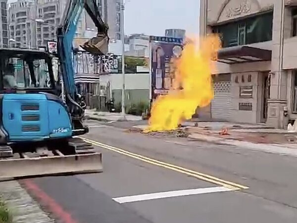 新竹縣竹北市瓦斯管破竄出大火，消防人員到場灑水才控制火勢。圖／竹北市民代表彭竣志提供