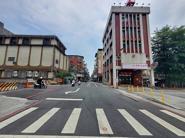 高市三民區長明街40多年前聚集近600家成衣批發商在此經營,卻因為鐵路地下化工程加上電商普及而日趨沒落,目前僅剩約100家苦撐。記者王勇超/攝影