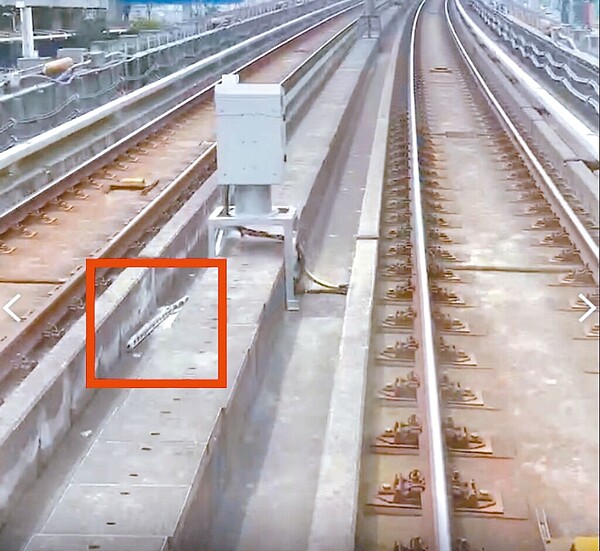 機捷13日電力異常,調查發現是龜山一處建案工地掉落C型鋼至軌道。(桃園市政府提供/蔡明亘桃園傳真)