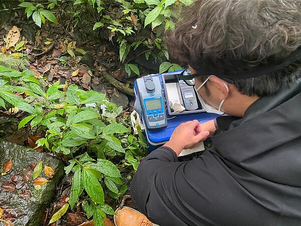 台北市士林區溪山里自設水源系統發生水質不佳事件。圖為北水處協助溪山里自設自來水系統進行巡查。圖/北水處提供