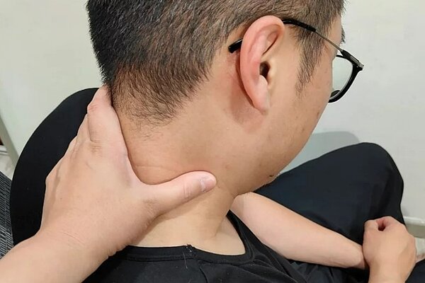 醫師提醒按摩頸部要注意頸動脈竇和動脈區位置,高齡者因血管老化更要注意力道。圖/衛福部桃園醫院提供