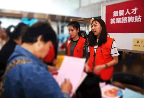 台灣近年累積經濟成長優於韓國,但台灣每工時實質薪資成長低於韓國,台灣勞工對經濟成長果實較無感。圖/聯合報系資料庫。