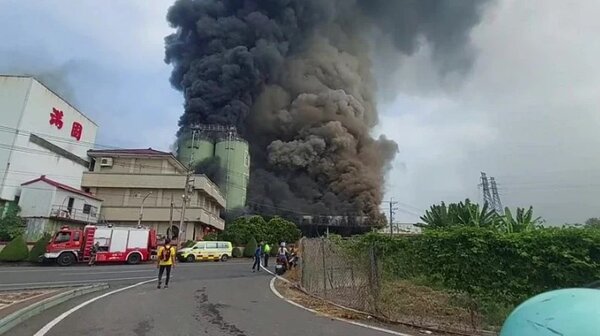 國內知名的金農米工廠今早傳出工廠大火，冒出強大濃煙。圖／記者蔡維斌翻攝
