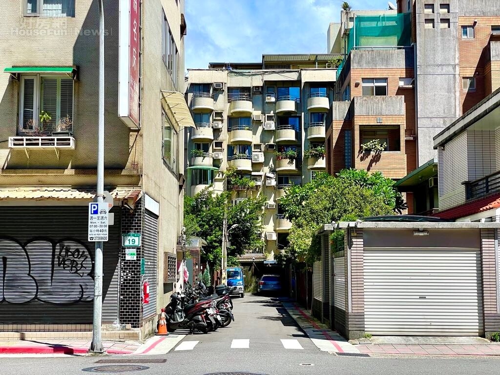 無尾巷住宅的缺點包含車輛占位導致進出不易、救災困難等問題。圖/好房網News記者呂詠柔攝