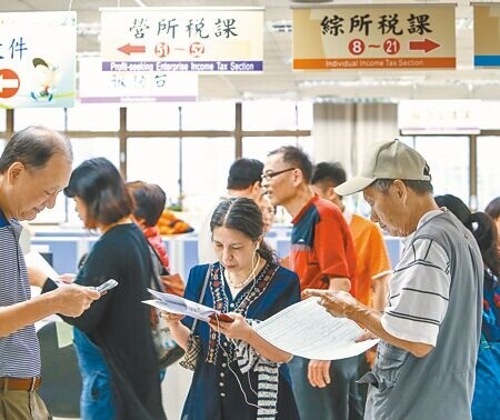 
雖然今年免稅額及扣除額沒調高，但基本生活費不課稅的金額從19.6萬元調高到20.2萬元，差額扣除有機會增加，對家戶人口數多的會比較有感。圖∕本報資料照片
