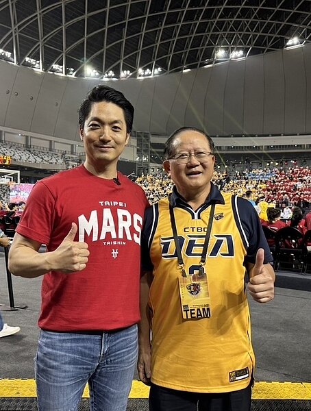 台北市長蔣萬安4/14特地至賽場為球員、觀眾加油打氣,並與中信育樂董事長陳國恩合影。〈主辦單位提供〉