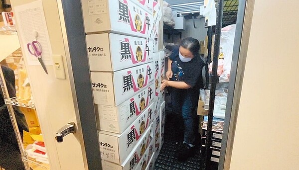台中市西屯區知名和牛燒肉店EMPEROR爆出使用過期食材,經食安人員前往稽查,發現確有過期牛肉肉品,更一併查出豆瓣醬、味噌、冷麵等數項食品也過期,立即進行封存。圖/中市府提供