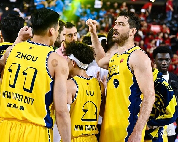 中信特攻隊員擊掌互相加油打氣。〈主辦單位提供〉