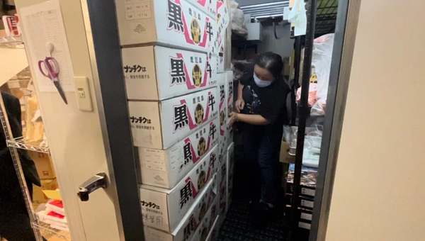 台中市衛生局食品藥物安全處在頂級和牛燒肉店EMPEROR查獲過期和牛。圖／台中市政府衛生局