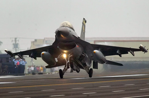 14日上午嘉義地區傳巨大爆炸聲,網友推測是F16戰鬥機音爆聲。圖/聯合報資料照片