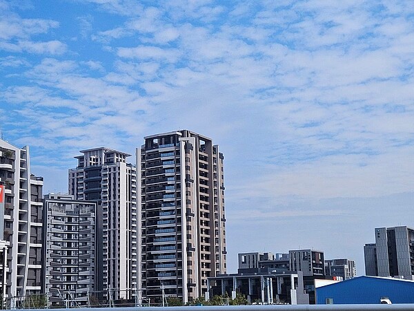 台中預售屋價格創新高,中古屋長達六個月以上維持在單價30萬元水位;黃昭閔所長指出,很多台中首購族因預算不足,因此會轉向鎖定屋齡10~15年的中古大樓。圖/好房網News記者林和謙/攝