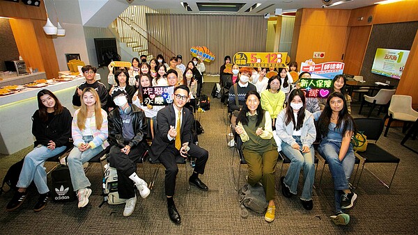 永慶房屋支持青年人才,攜手政治大學黃葳威教授舉辦「實地探訪永慶房屋之旅」。圖/永慶房屋提供