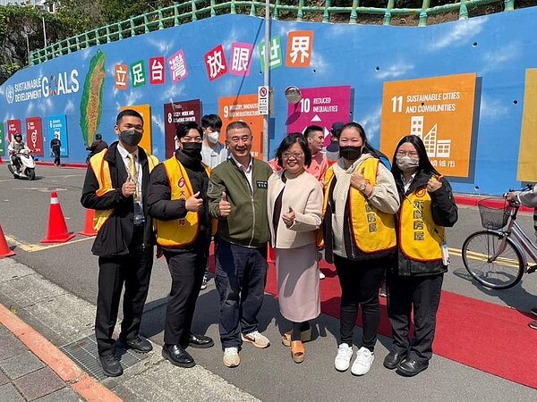 西湖里黃俊隆里長與麗山里林國榮里長攜手合作，將內湖路一段285巷65弄的擋土牆美化。