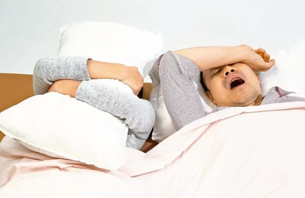 男人枕頭總是黃黃的?重症專科醫師黃軒近日發文呼籲廣大女性們「不要寃枉男人了」。圖/聯合報系資料照片