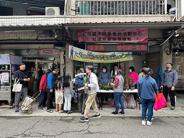 3月大同里舉辦了植樹節發放樹苗的活動。（圖／北投樂生活Ｘ有你有我）