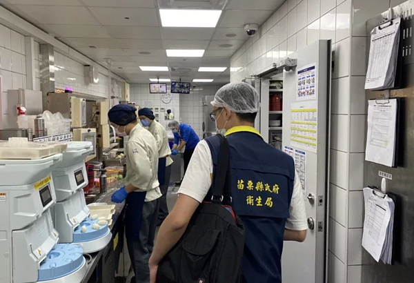 苗縣府衛生局15日下午派員前往該壽司店稽查,並強調將自即日起,針對縣內家樂福、頭份大潤發、尚順育樂世界等3處的美食街,共38家餐飲業展開查核輔導,以維護消費者食品安全。圖/苗栗縣政府提供