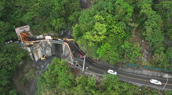 蘇花安改善路段的第三段工程「和仁-崇德」,其起點(中仁隧道南口)正是花蓮0403大地震導致靠近崇德路段「大清水隧道」隧道口的斷橋處。目前依靠一旁建於1930年的日治的舊橋通行。聯合報資料照片