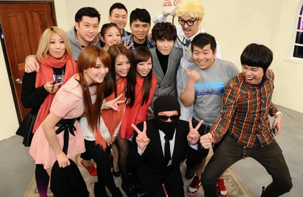 藝人山豬(右二)因「瘋神無雙」闖出名號,這張照片是幕後工作人員所拍,如今看來唏噓。圖/經紀人提供