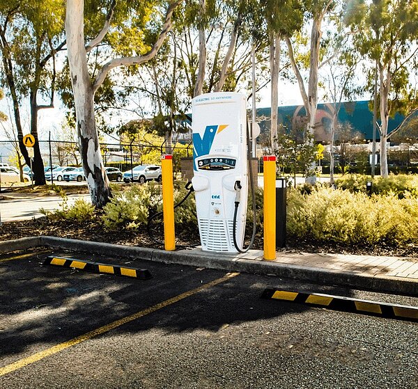 高雄市在都市設計審議時，積極協助開發單位檢討環境友善措施，包括評估設置電動車充電位。圖／高雄市都發局提供